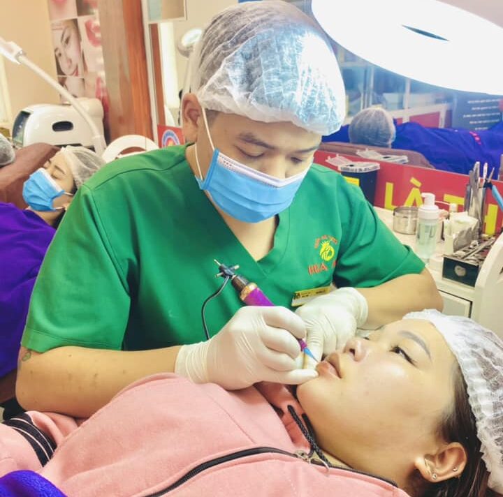 KTV Hoa Anh đang thực hiện phun môi cho khách hàng